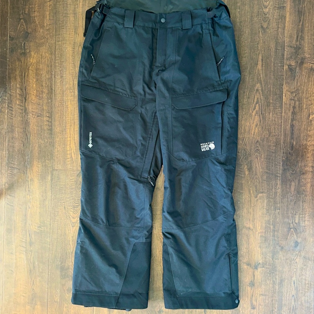Mountain Hardware women’s size Large, Short inseam Goretex snow pants.